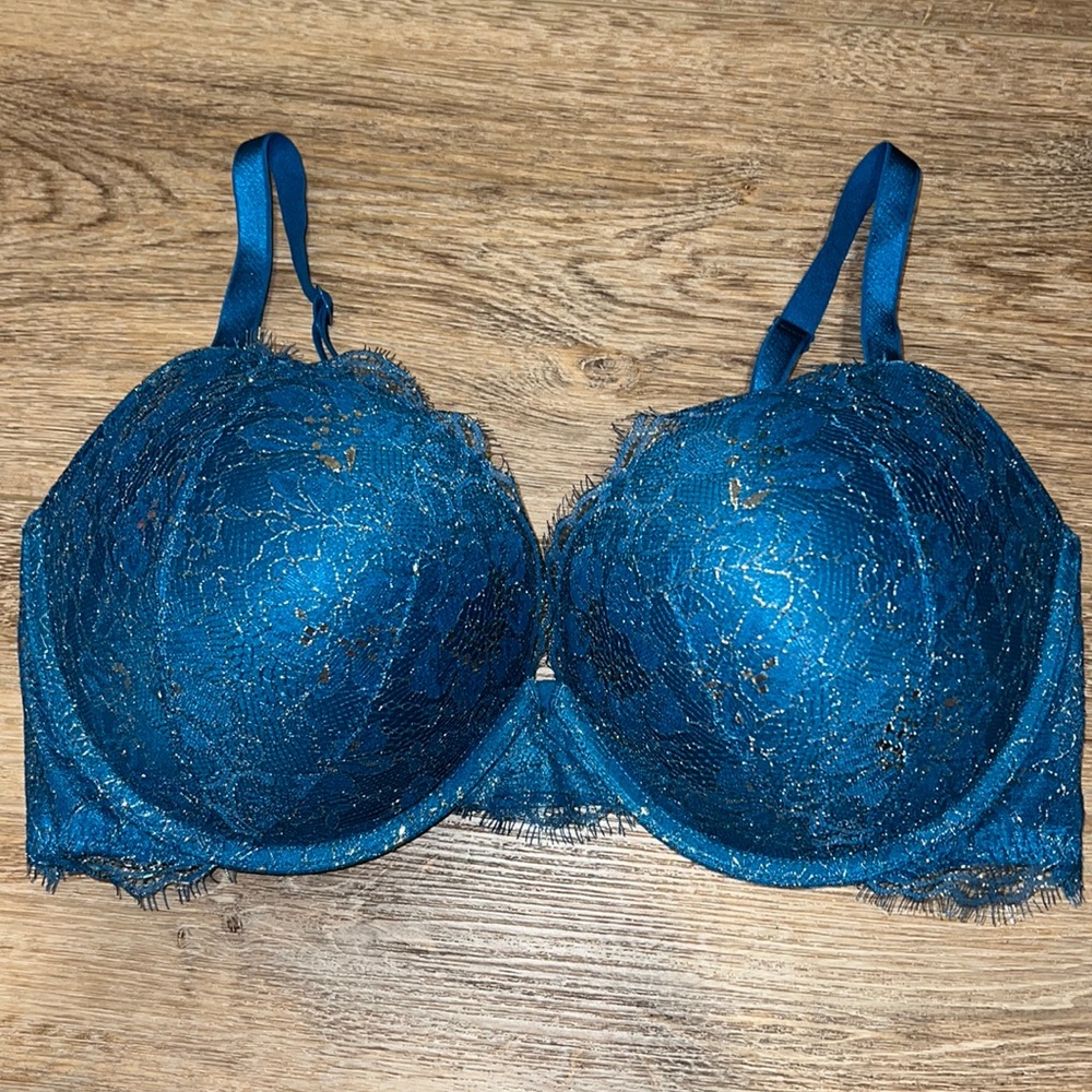 Victoria’s Secret 38DD Push Up Bra
Very Sexy Collection